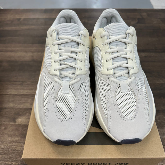 Analog Yeezy 700 (USED)