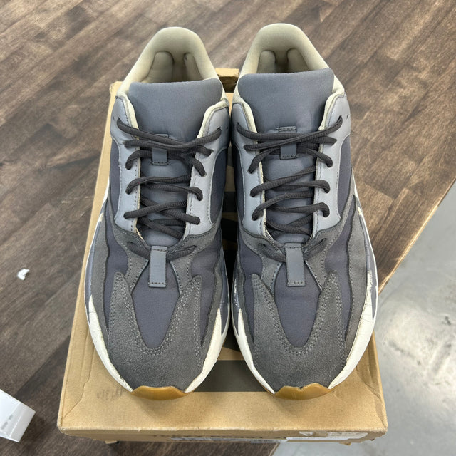 Magnet Yeezy 700 (USED)