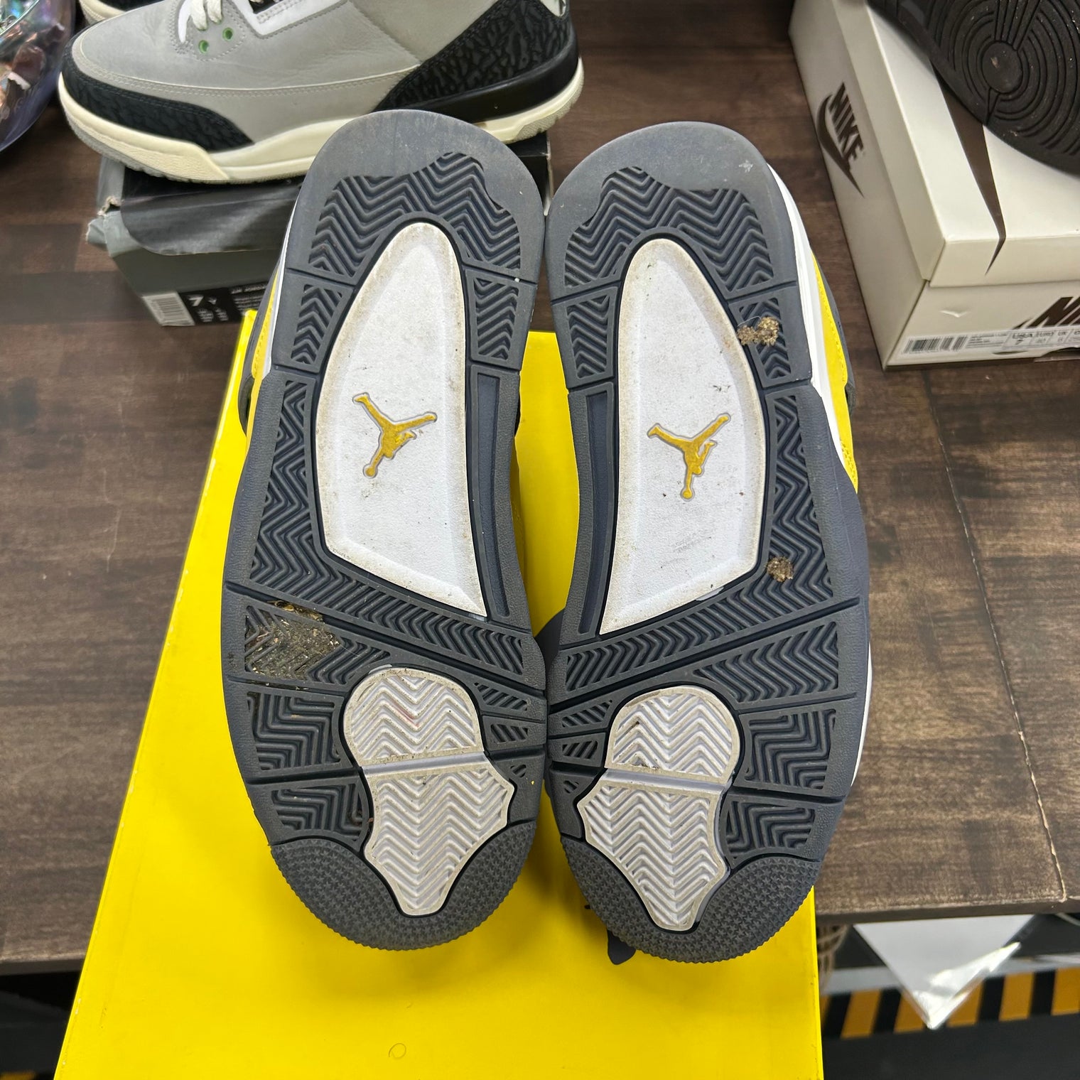 Lightning Jordan 4 Retro (USED)