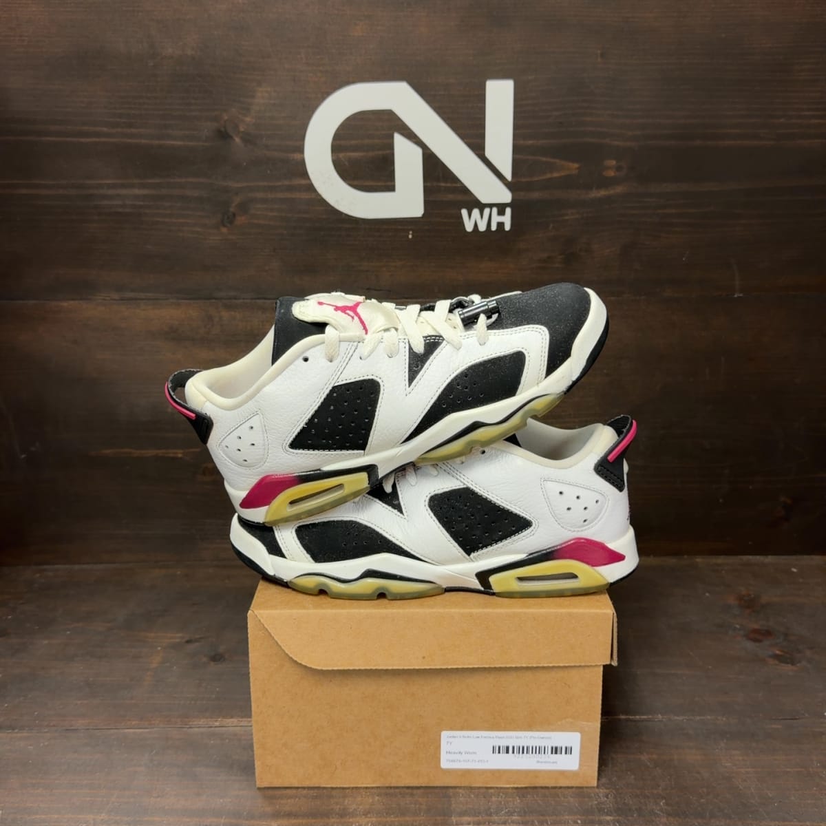 Jordan 6 Retro Low Fuchsia Flash (GS) Size 7Y (Pre-Owned) - front