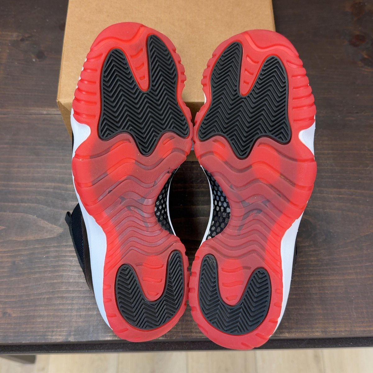 Jordan 11 Retro Low Bred (2025) Size 8.5 (Pre-Owned) - aux