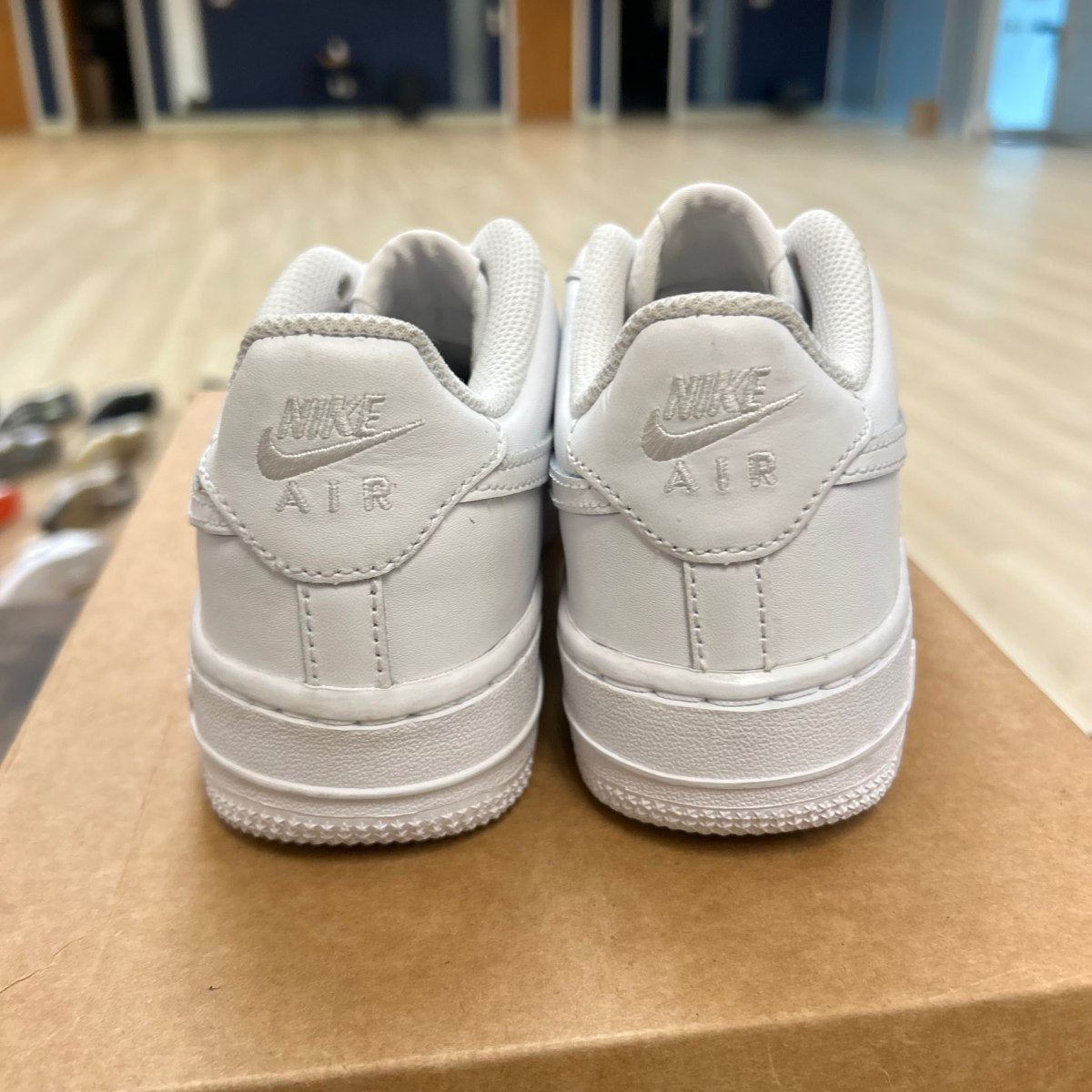 Nike Air Force 1 Low LE Triple White (GS) Size 3.5Y (Pre-Owned) - Image 4