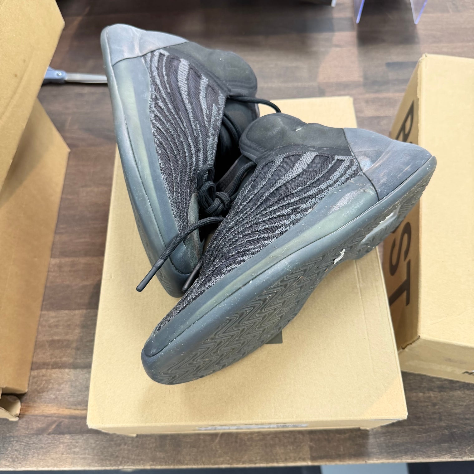 adidas Yeezy QNTM Onyx (US 9) (USED)