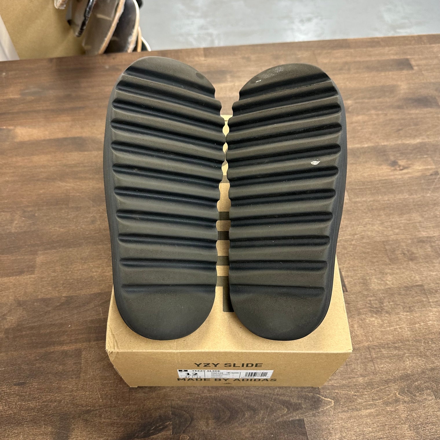 Onyx Yeezy Slide (USED)