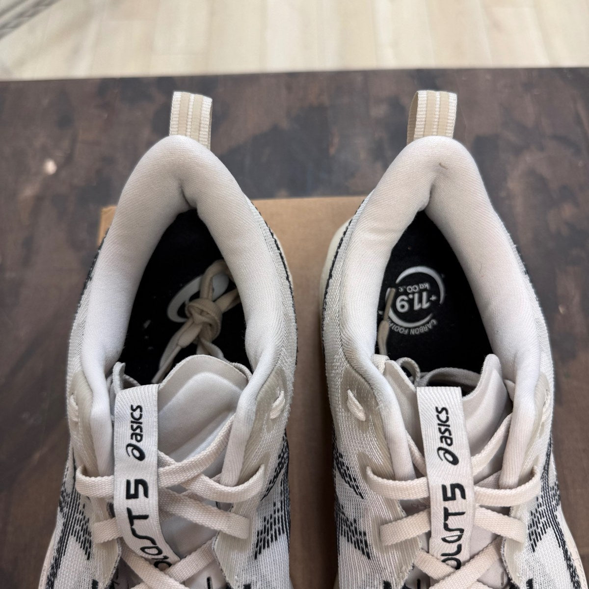 ASICS Novablast 5 Oatmeal Black Size 10 (Pre-Owned) - Image 3