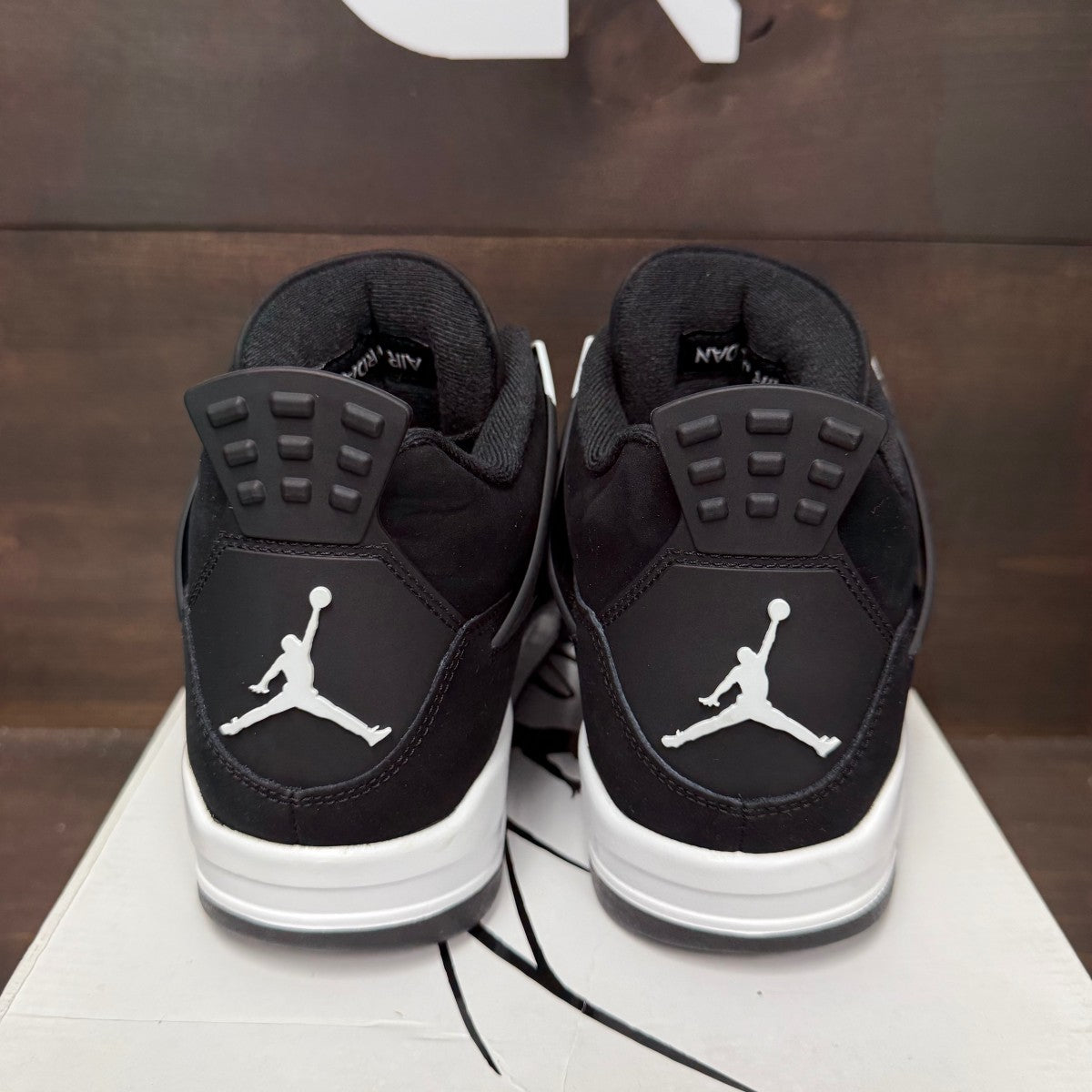 Jordan 4 Retro White Thunder Size 9.5 (Pre-Owned) - Image 5