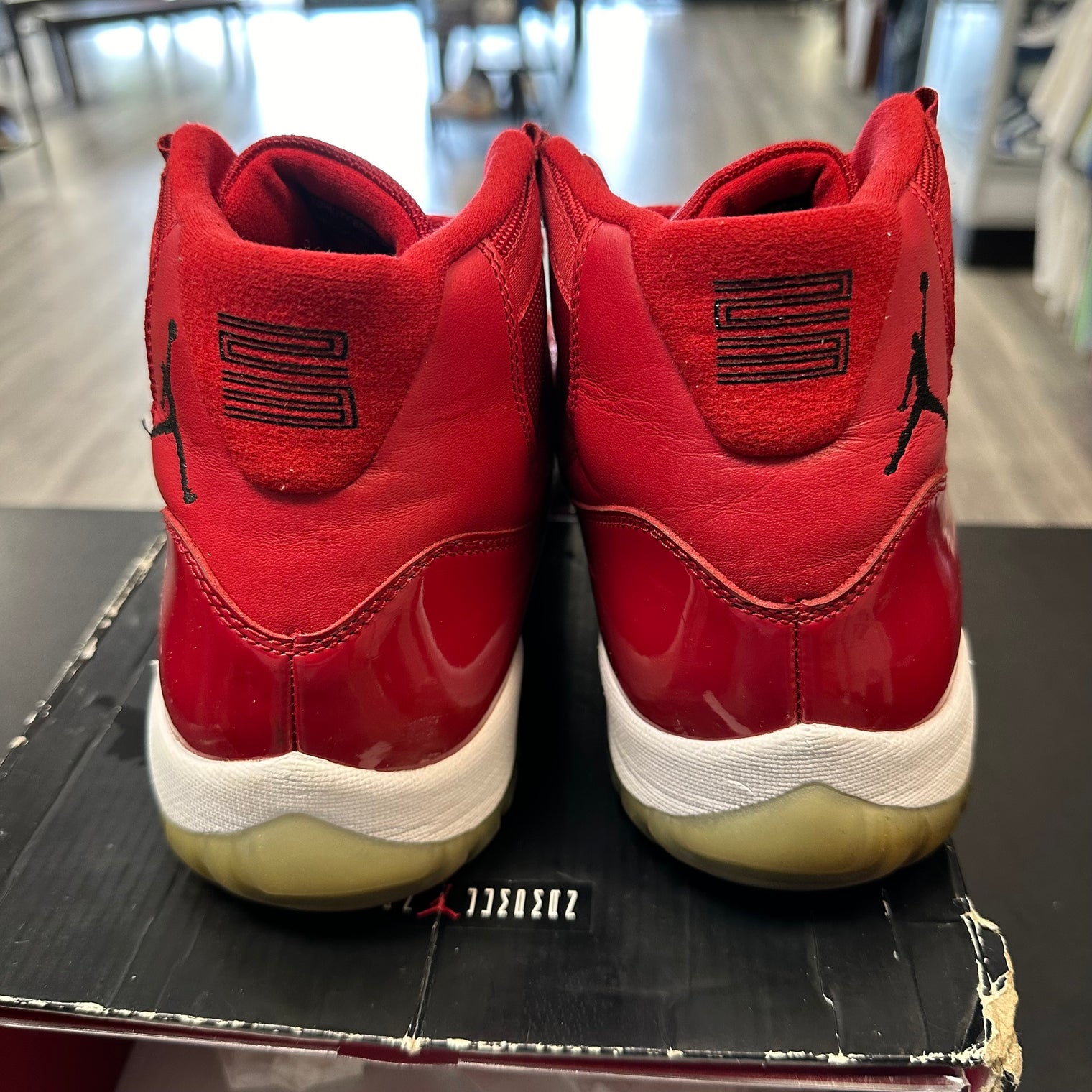 Win like 96 Jordan 11 (USED, half box)