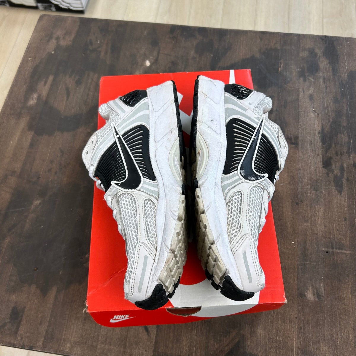 Nike Zoom Vomero 5 White Black Size 9 (Pre-Owned)