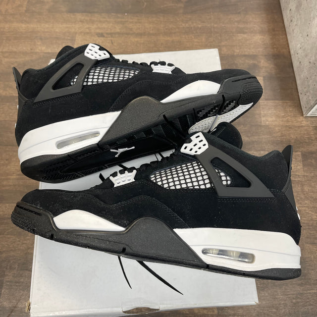 White Thunder Jordan 4 (USED)