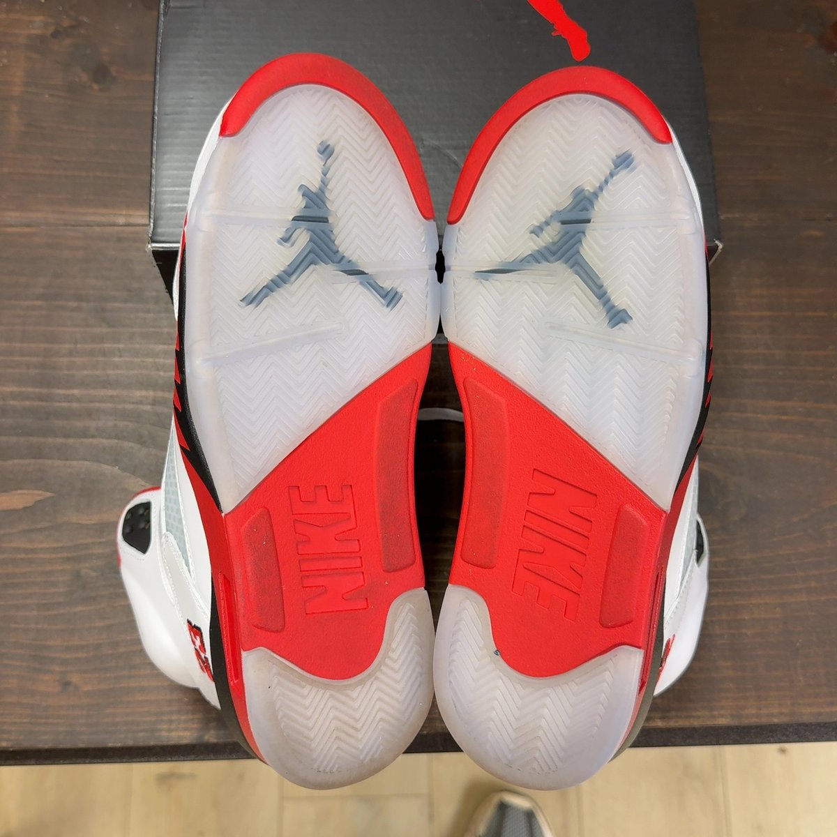 Jordan 5 Retro Fire Red Black Tongue (2025) Size 8.5 (Pre-Owned) - aux