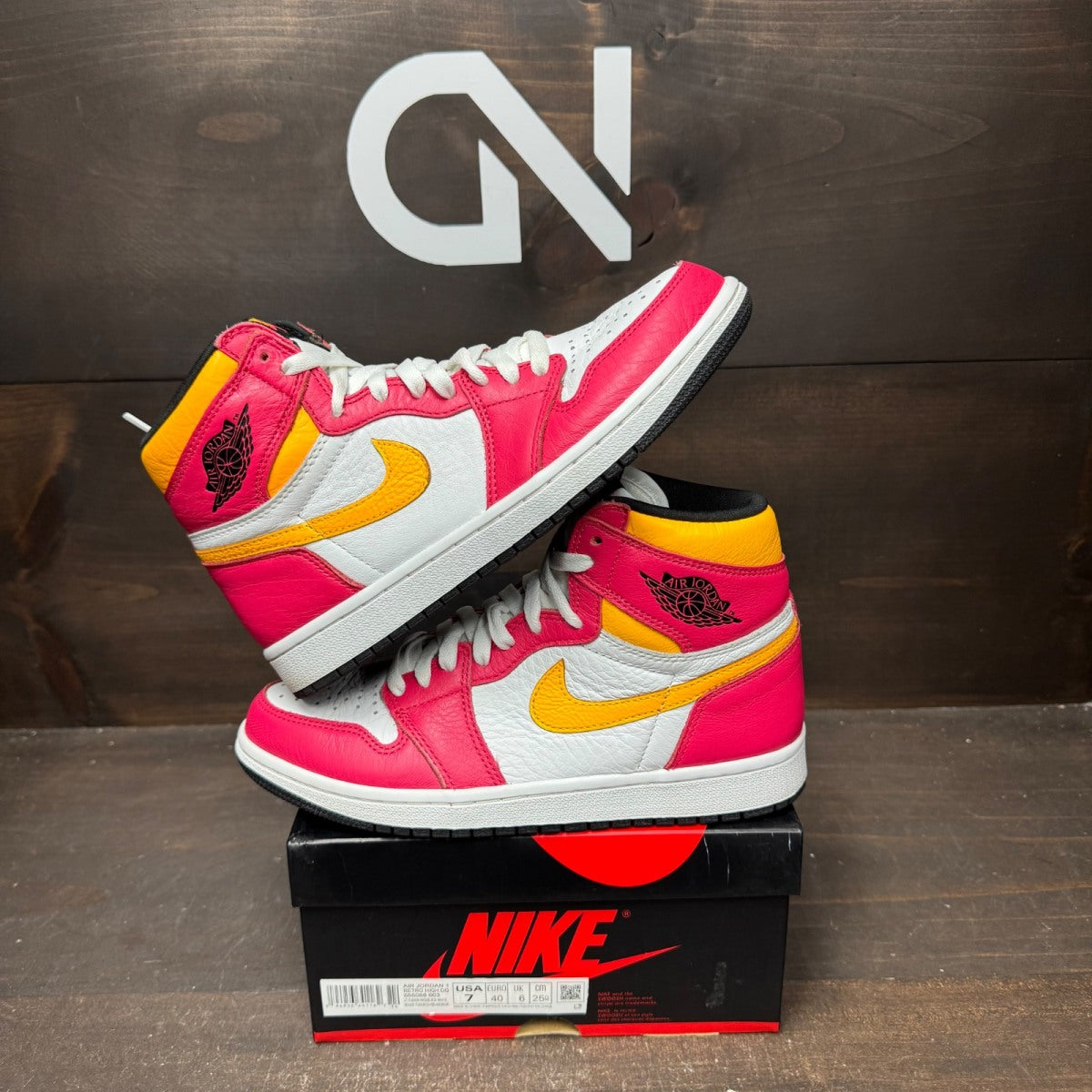 Jordan 1 Retro High OG Light Fusion Red Size 7 (Pre-Owned) - front