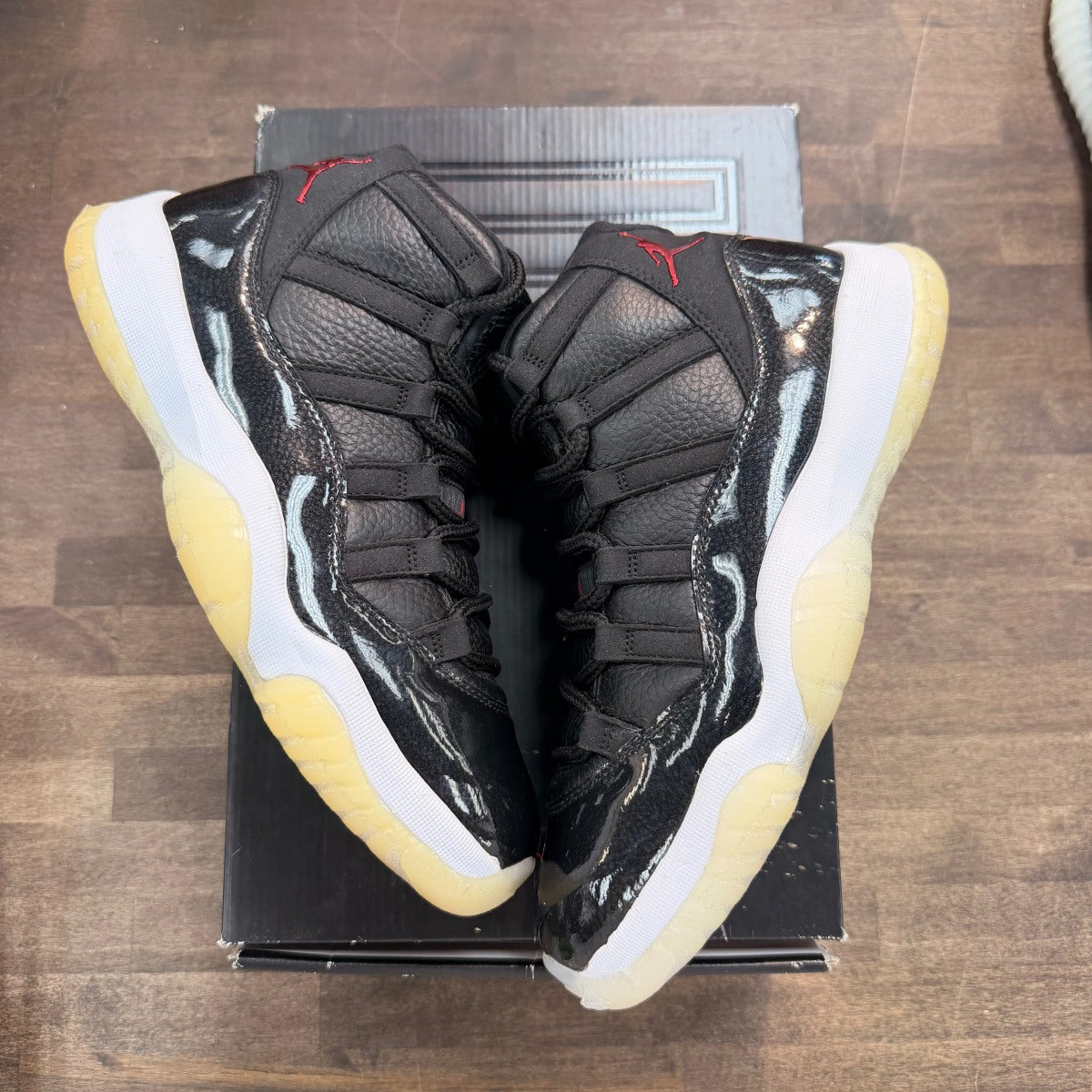 Jordan 11 Retro 72-10 Size 8 (Pre-Owned) - Image 1