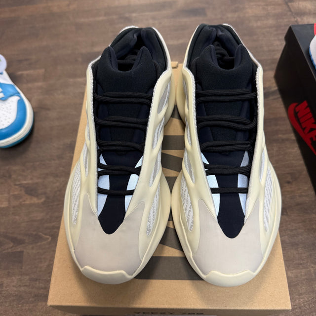 Azael Yeezy 700 V3 (USED)