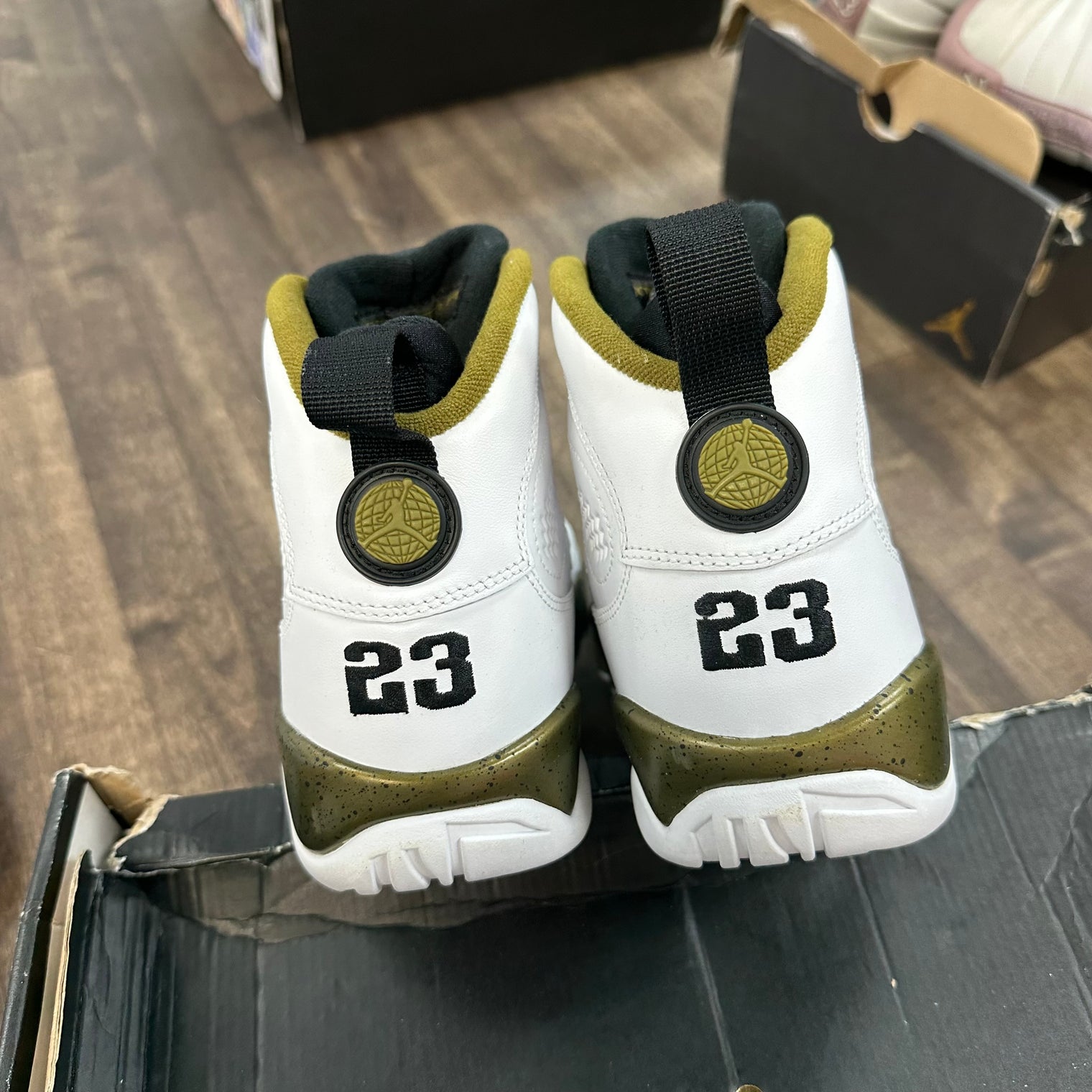 Statue Jordan 9 Retro (Lightly Worn)