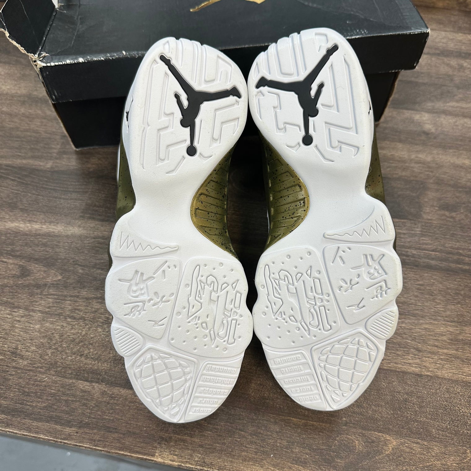 Statue Jordan 9 Retro (Lightly Worn)