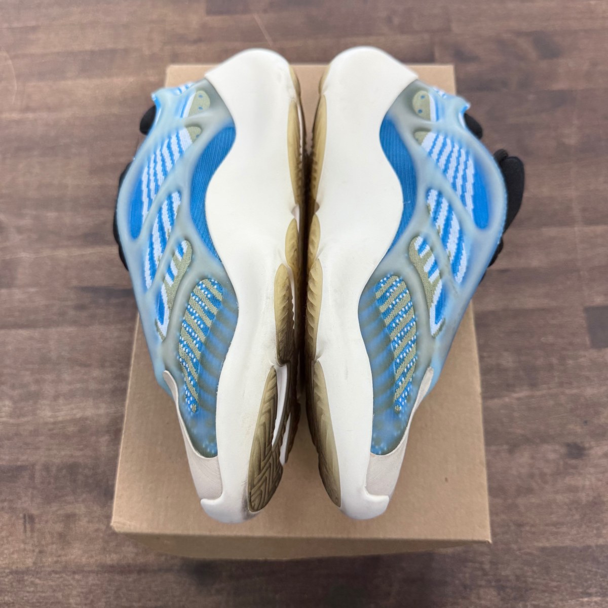 adidas Yeezy 700 V3 Arzareth Size 9.5 (Pre-Owned) - Image 2