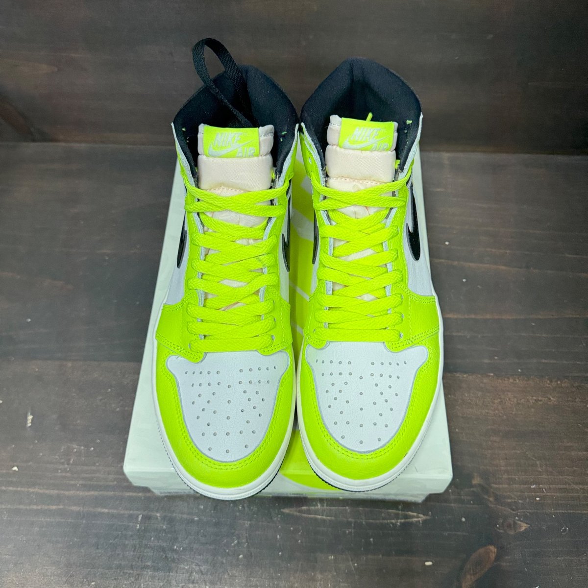 Jordan 1 Retro High OG Visionaire Size 9 (Pre-Owned) - side