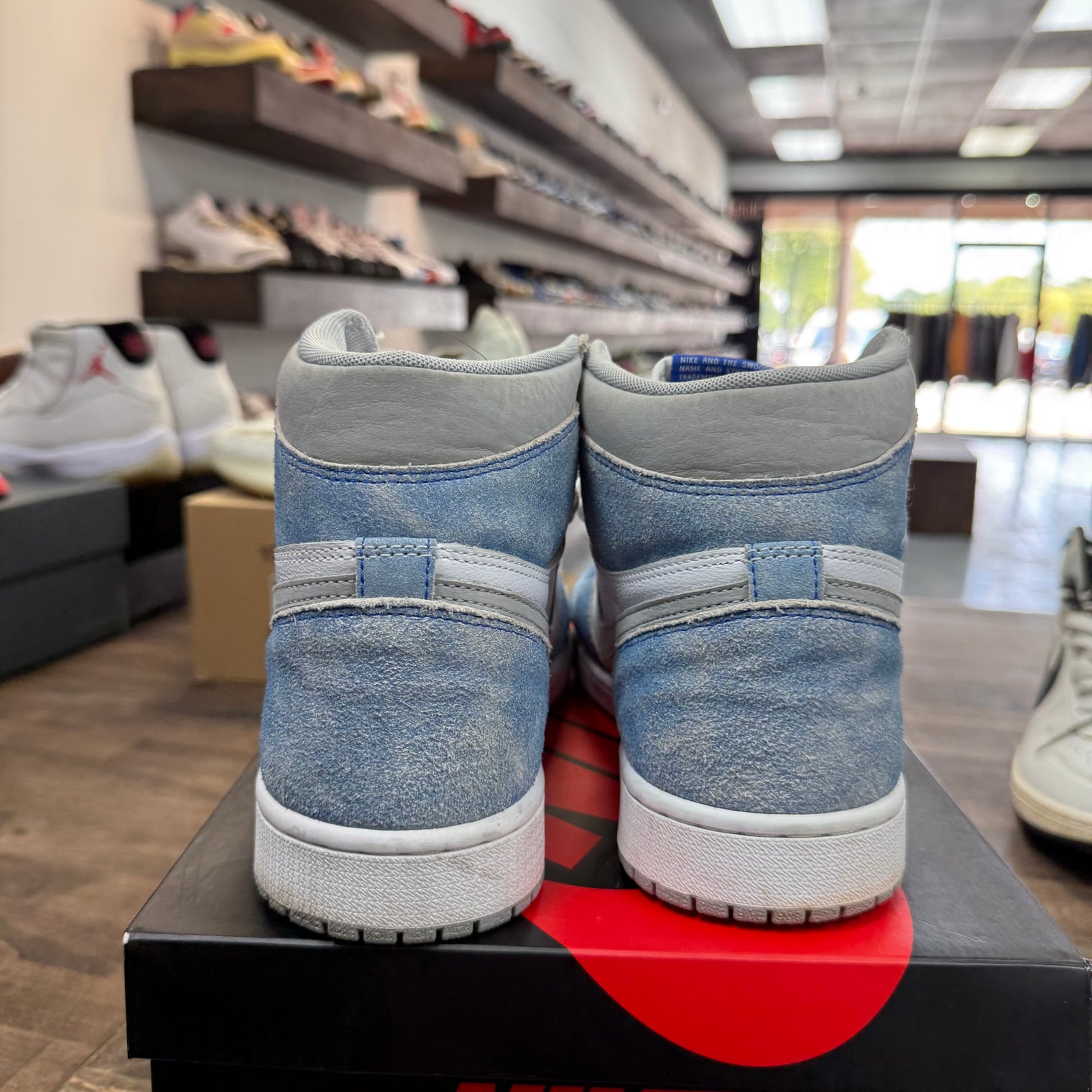 Hyper Royal Jordan 1 High (USED)