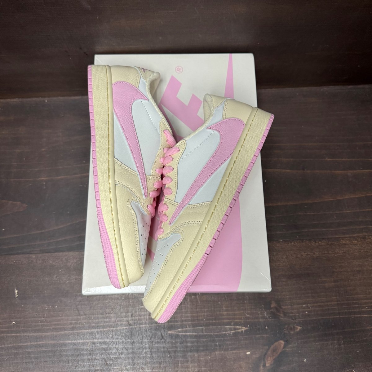 Jordan 1 Retro Low OG SP Travis Scott Shy Pink Size 9.5 (Pre-Owned) - tag