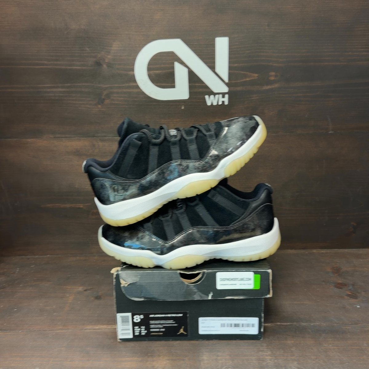 Jordan 11 Retro Low Barons Size 8.5 (Pre-Owned) - front