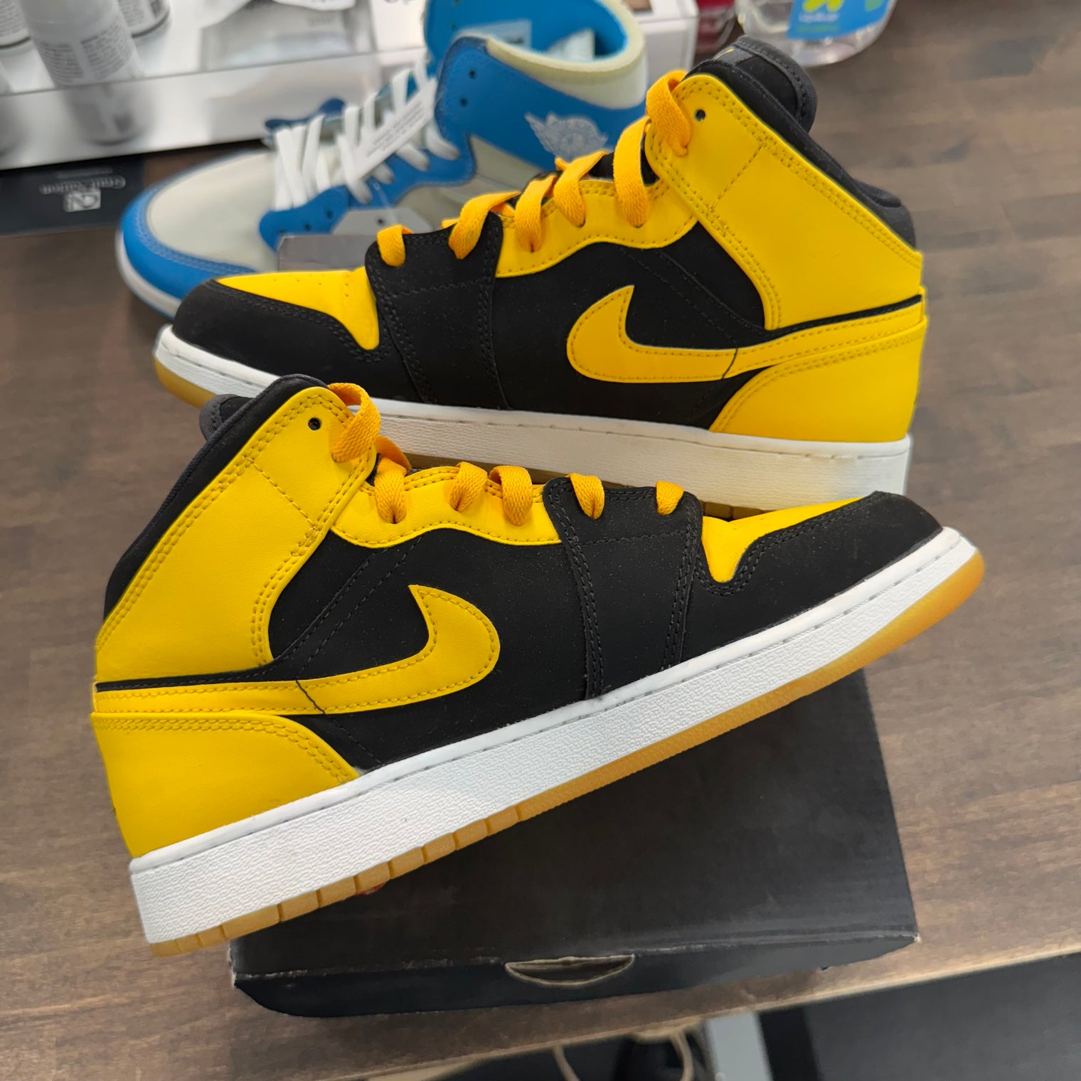 New Love Jordan 1 Mid (USED)