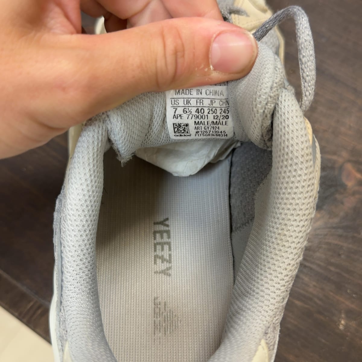 adidas Yeezy Boost 700 V2 Cream Size 7 (Pre-Owned) - aux