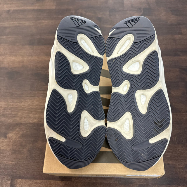 Analog Yeezy 700 (USED)