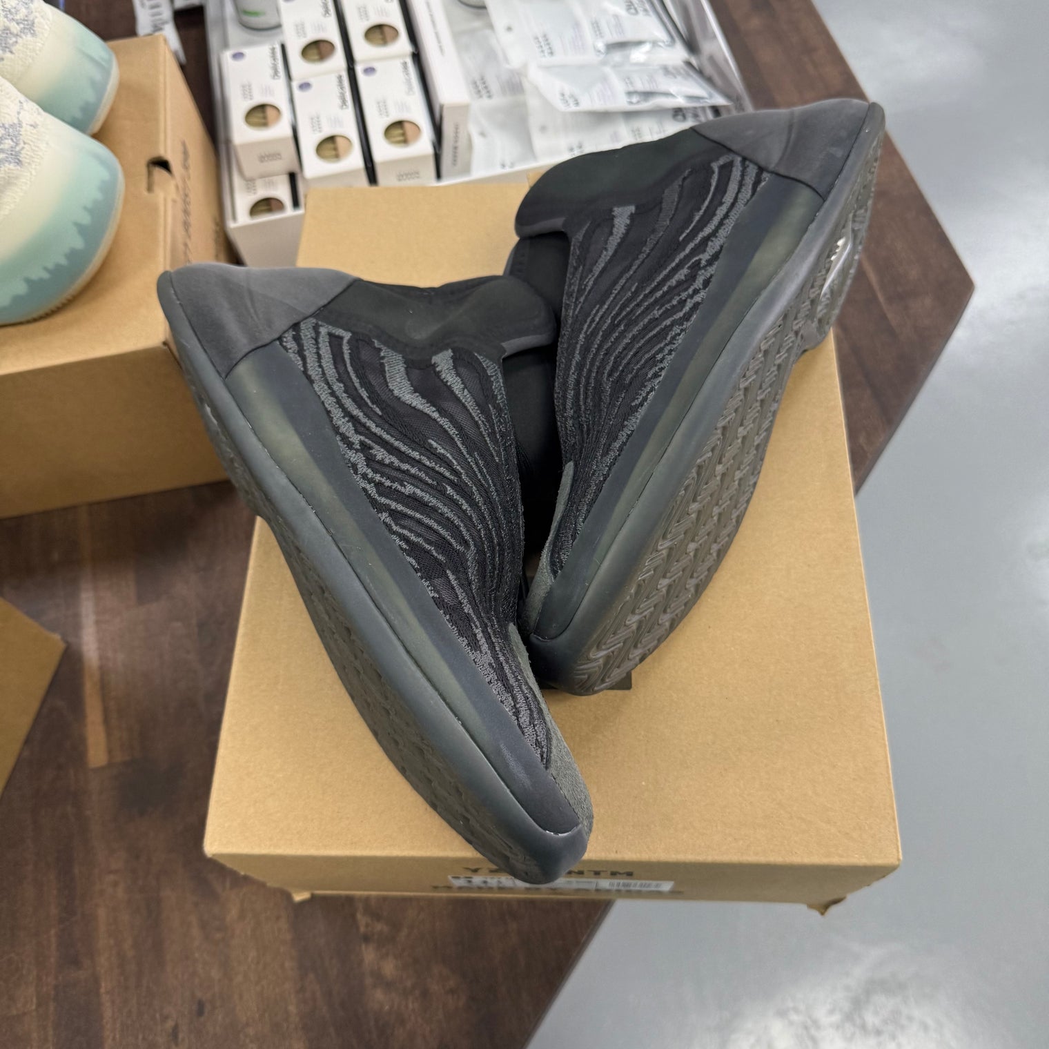 Onyx Yeezy QNTM (USED)