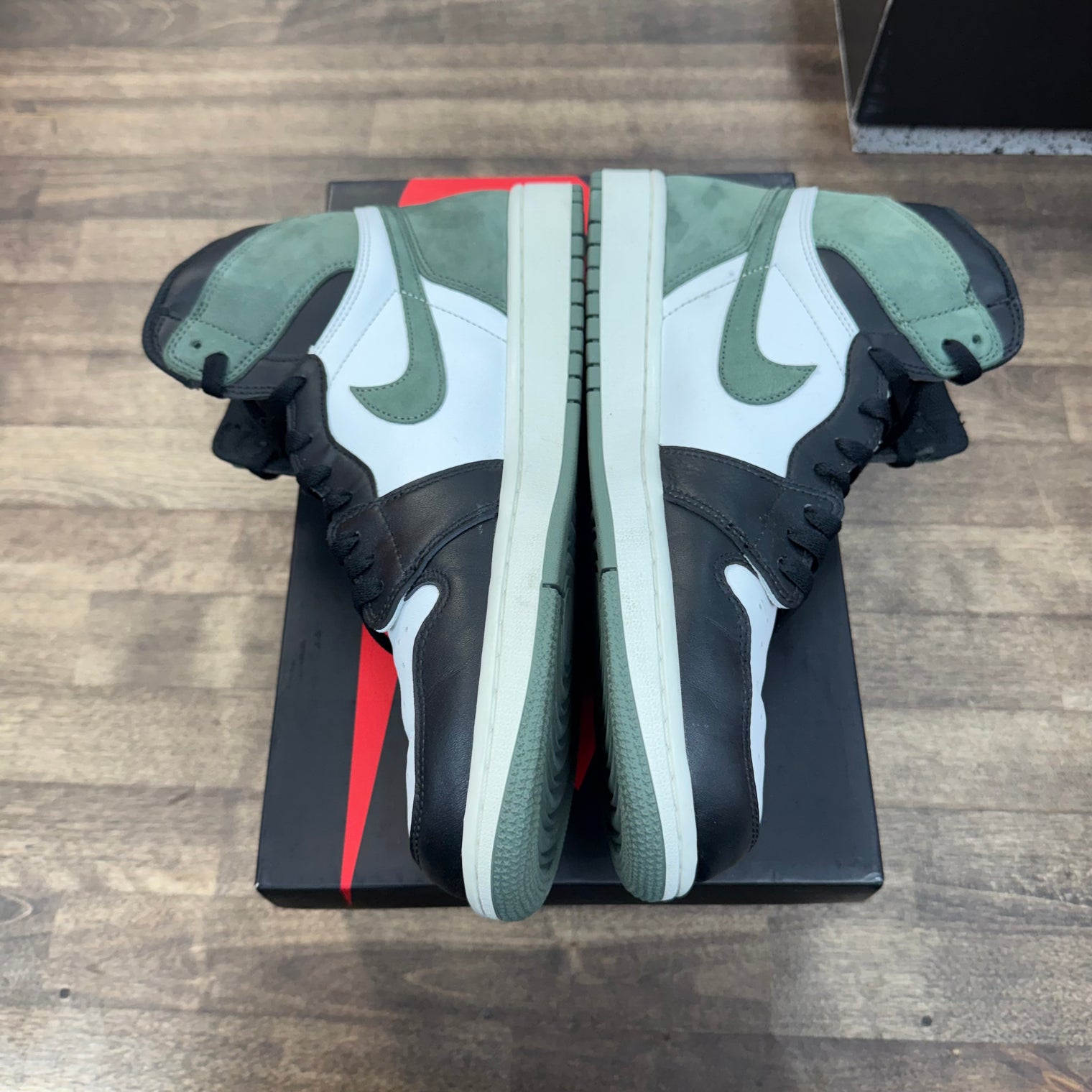 Clay Green Jordan 1 High Retro (USED)
