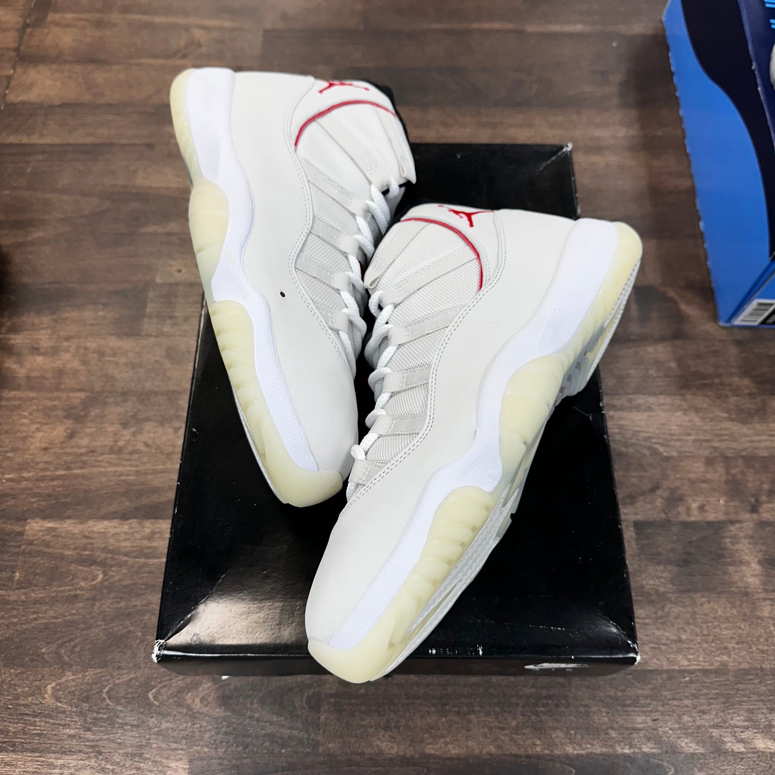 Platinum Tint Jordan 11 (Flaw)