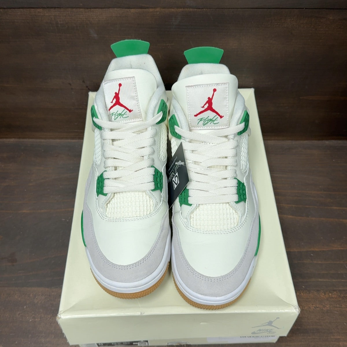 Jordan 4 Retro SB Pine Green Size 9.5 (Pre-Owned) - Image 3