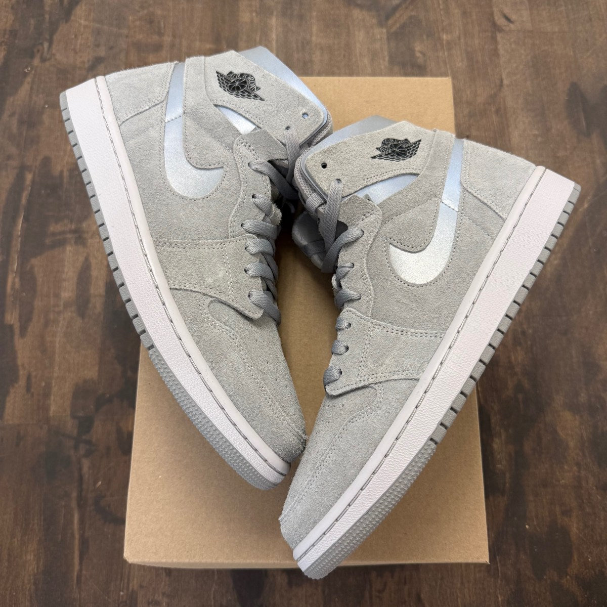 Jordan 1 Zoom CMFT Metallic Silver (Women's) Size 10.5W (Pre-Owned) - Image 1