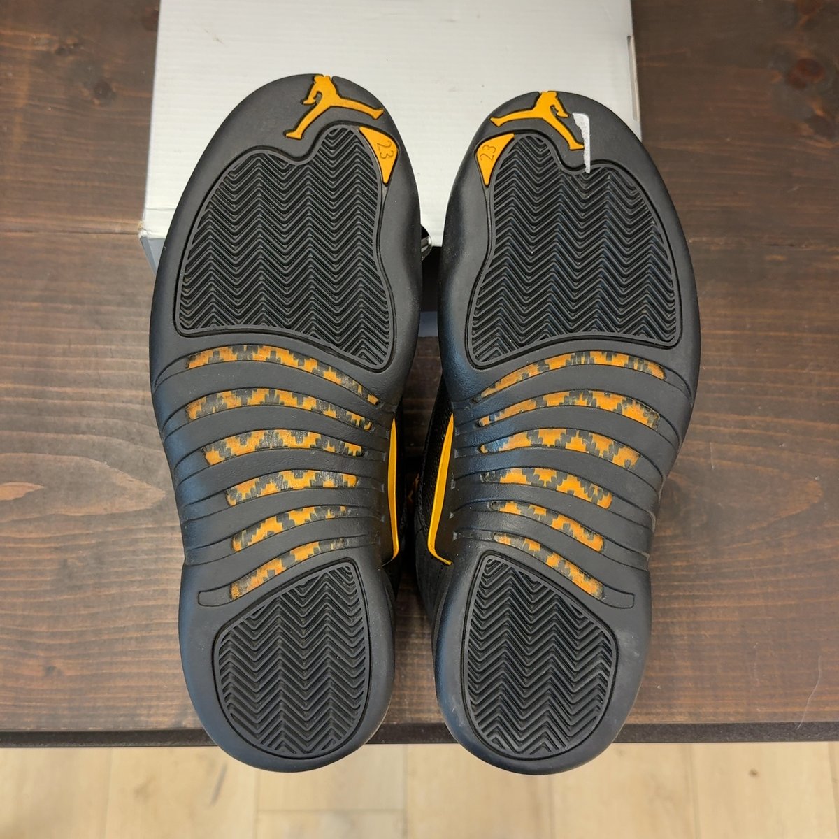 Jordan 12 Retro Black Taxi Size 9 (Pre-Owned) - aux