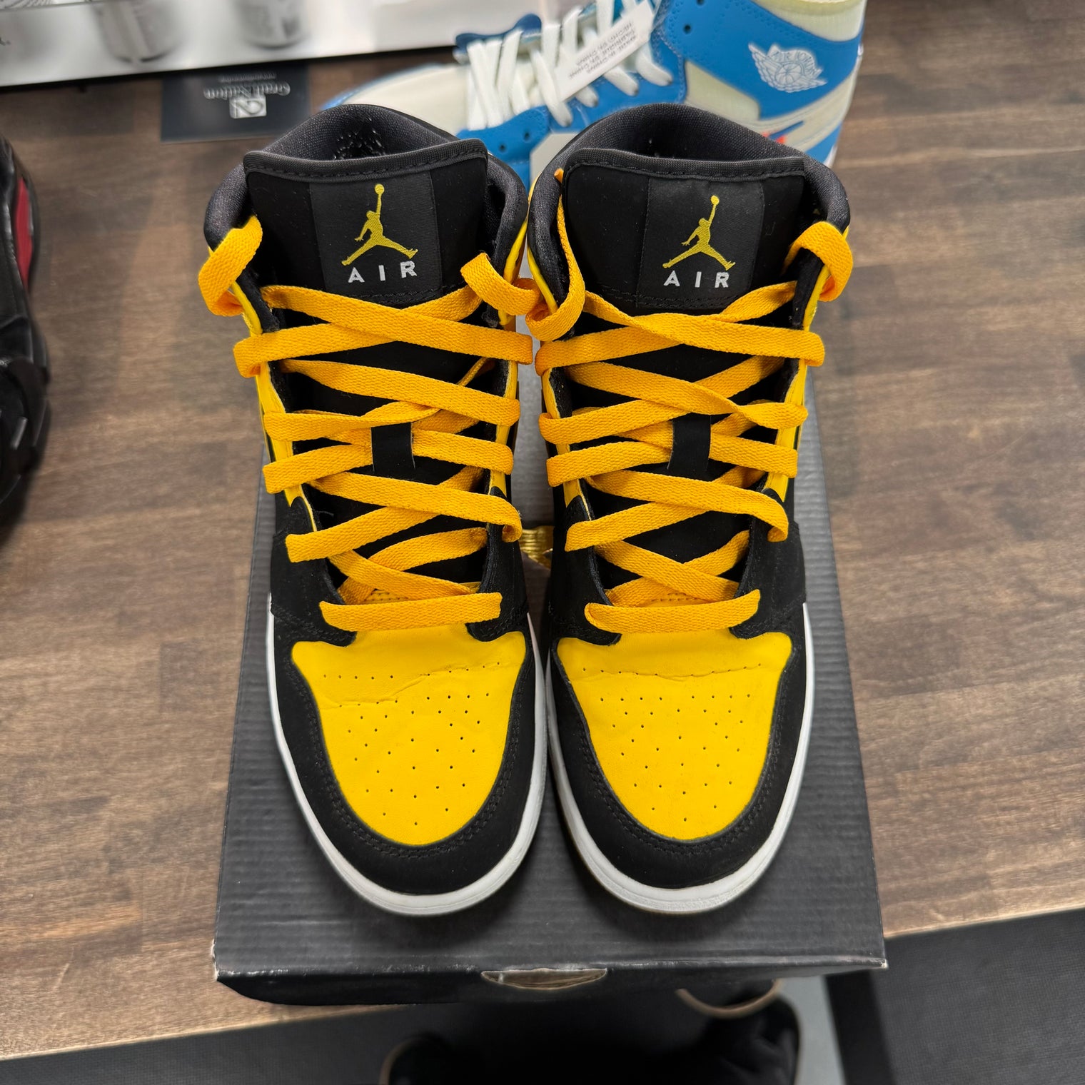 New Love Jordan 1 Mid (USED)