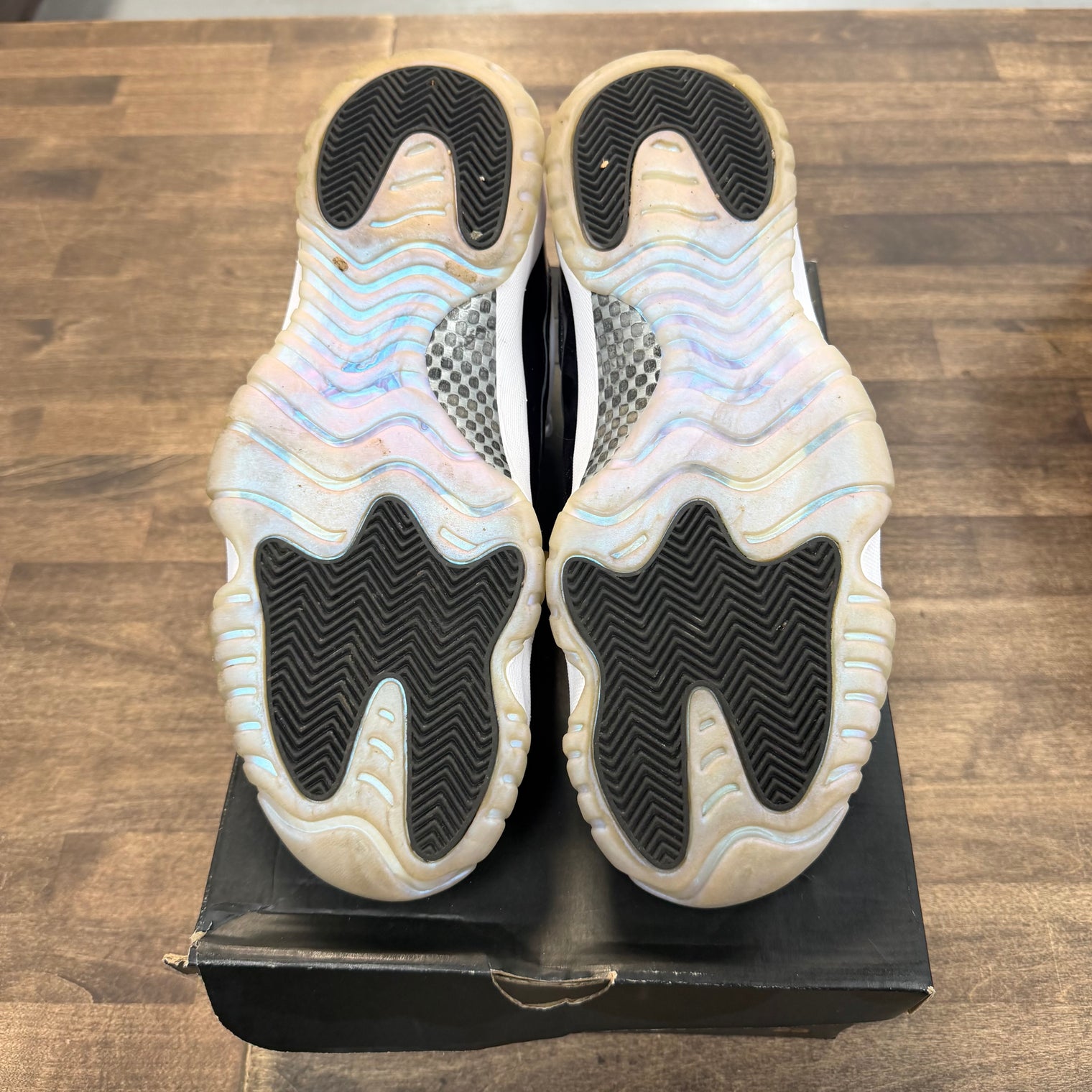 Iridescent Jordan 11 Retro Low (USED)