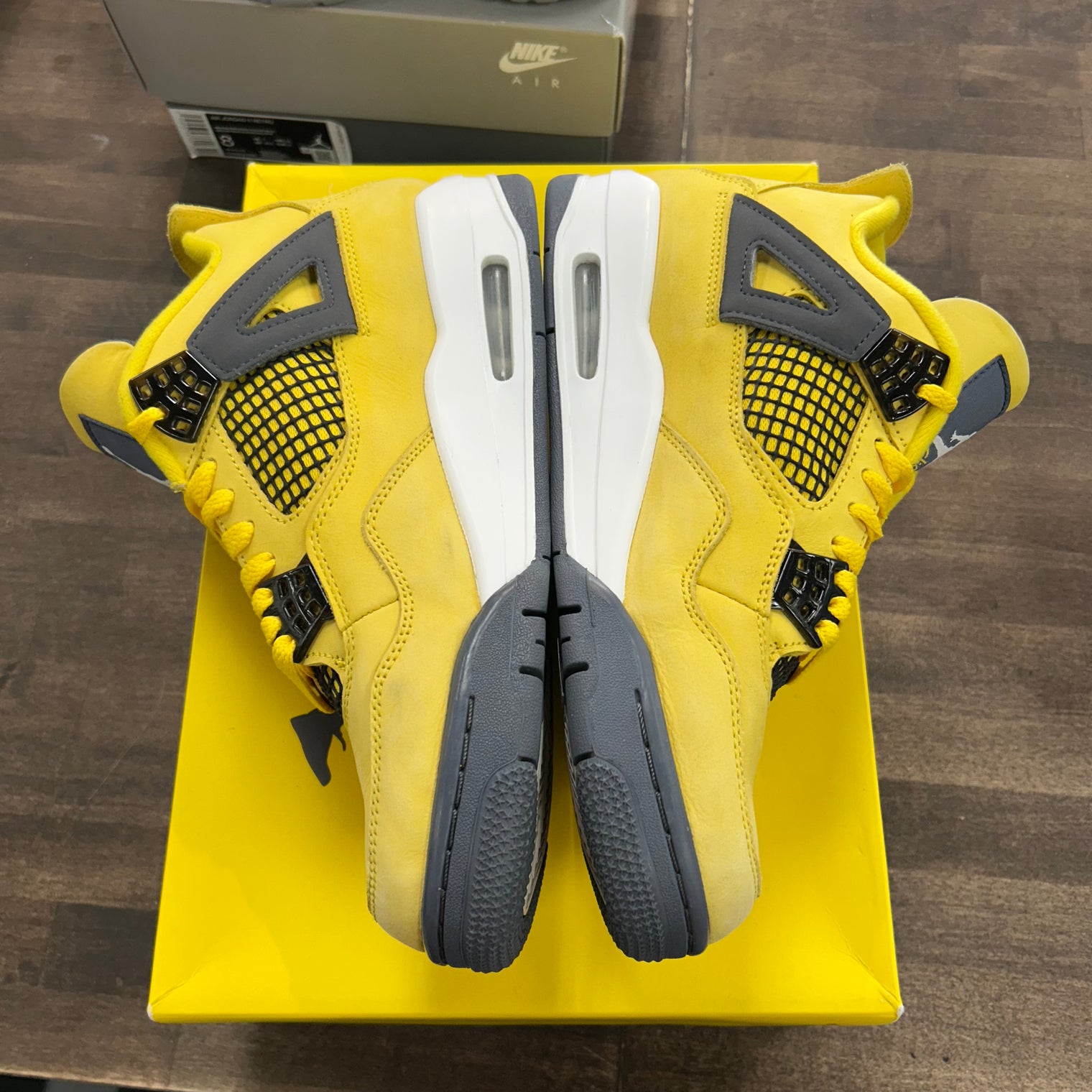 Lightning Jordan 4 Retro (USED)