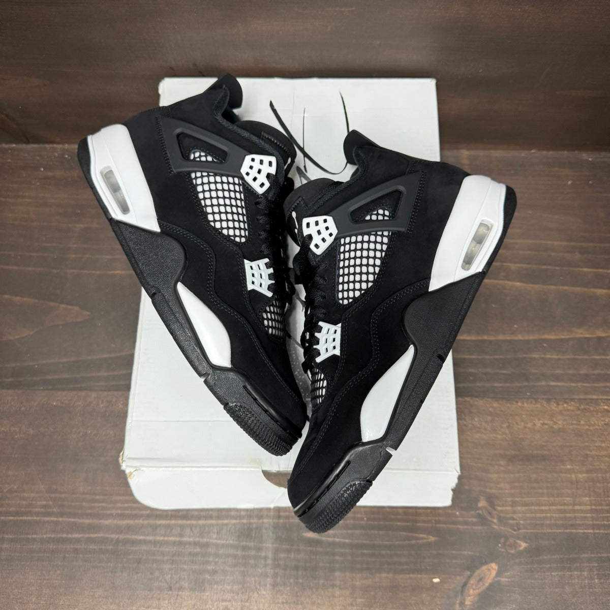 Jordan 4 Retro White Thunder Size 9.5 (Pre-Owned) - Image 2