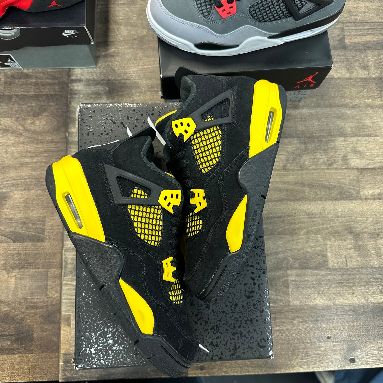 Jordan 4 Retro Thunder (2023) (Grade school) (US 5.5Y) (Lightly Worn)