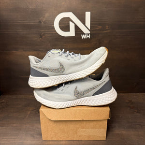 Nike Revolution 5 Premium Wolf Grey Size 9 (Pre-Owned) - Image 1