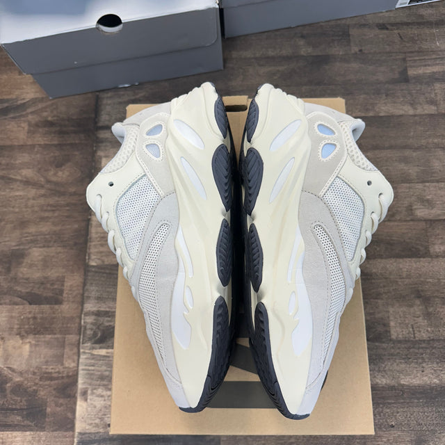 Analog Yeezy 700 (USED)