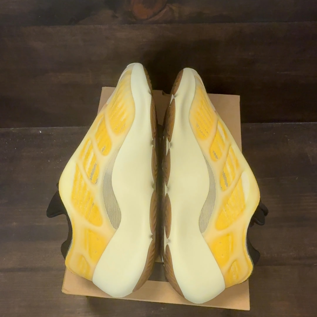 adidas Yeezy 700 V3 Mono Safflower Size 9.5 (Pre-Owned) - Image 6