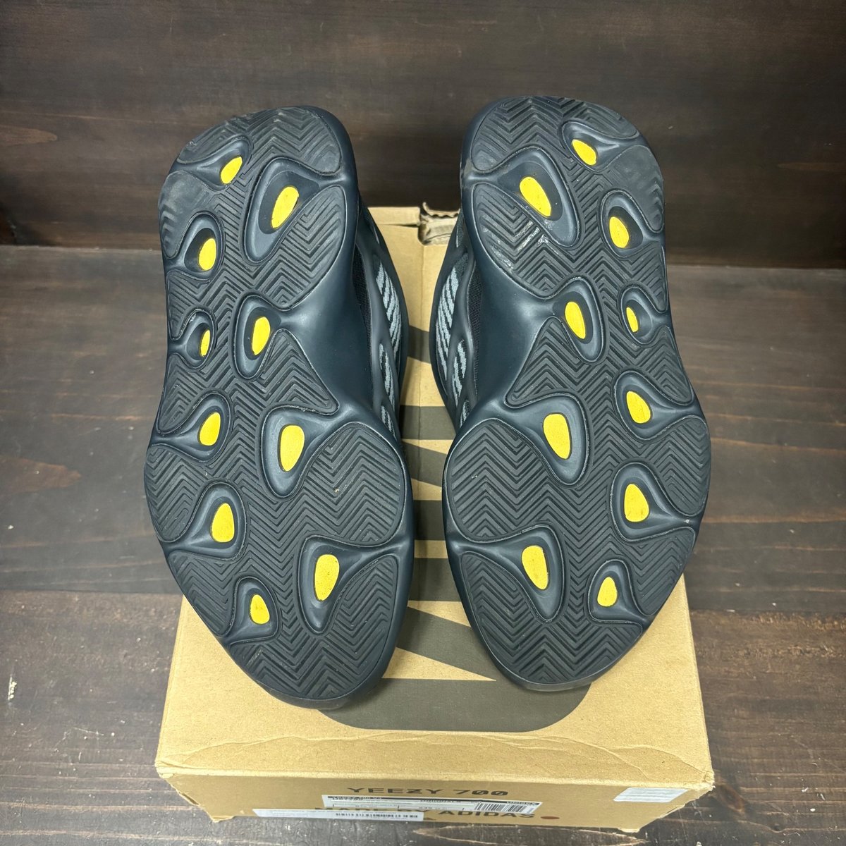 adidas Yeezy 700 V3 Alvah Size 7 (Pre-Owned) - box