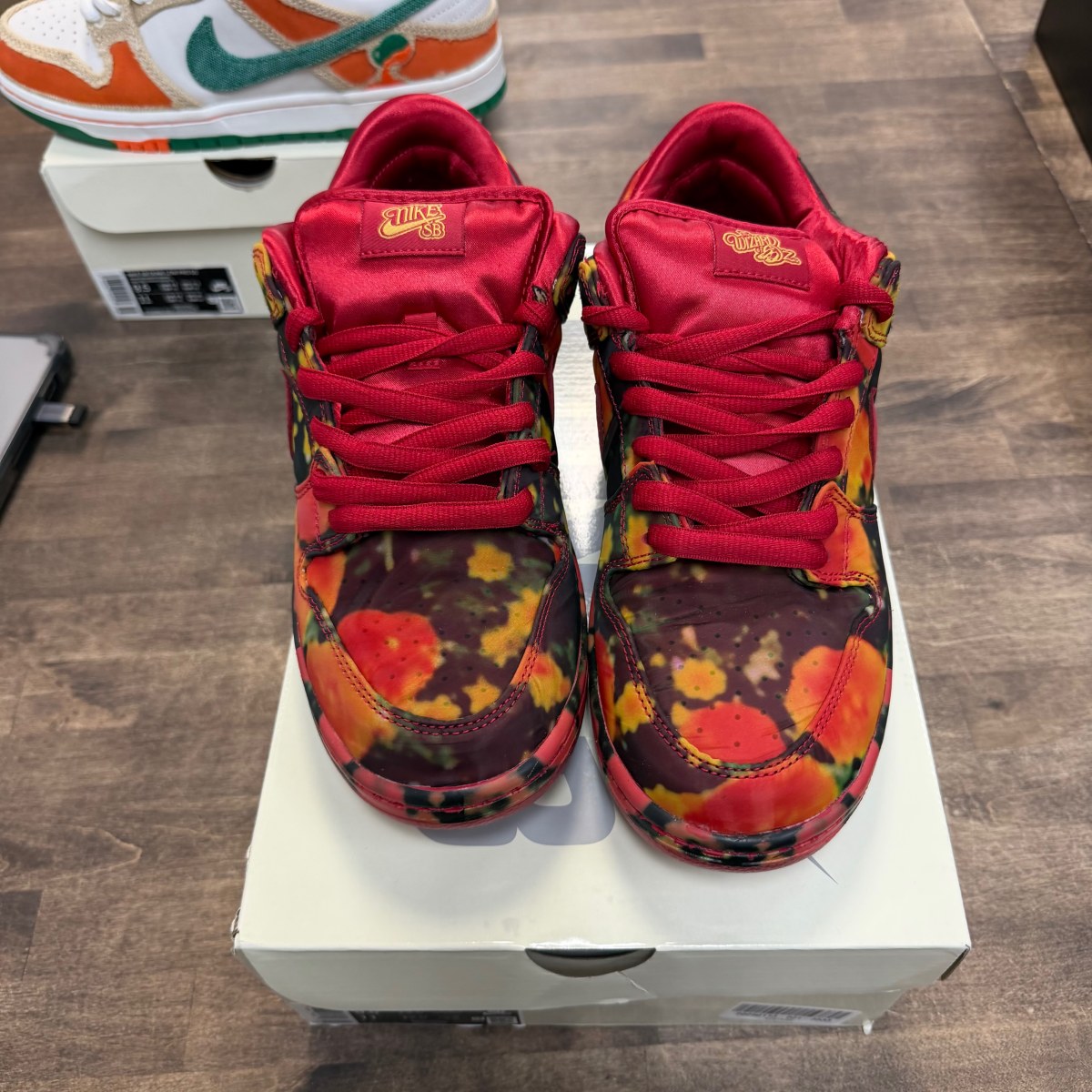 Nike SB Dunk Low The Wizard of Oz Poppy Field Size 9.5 (Pre-Owned) - Image 2