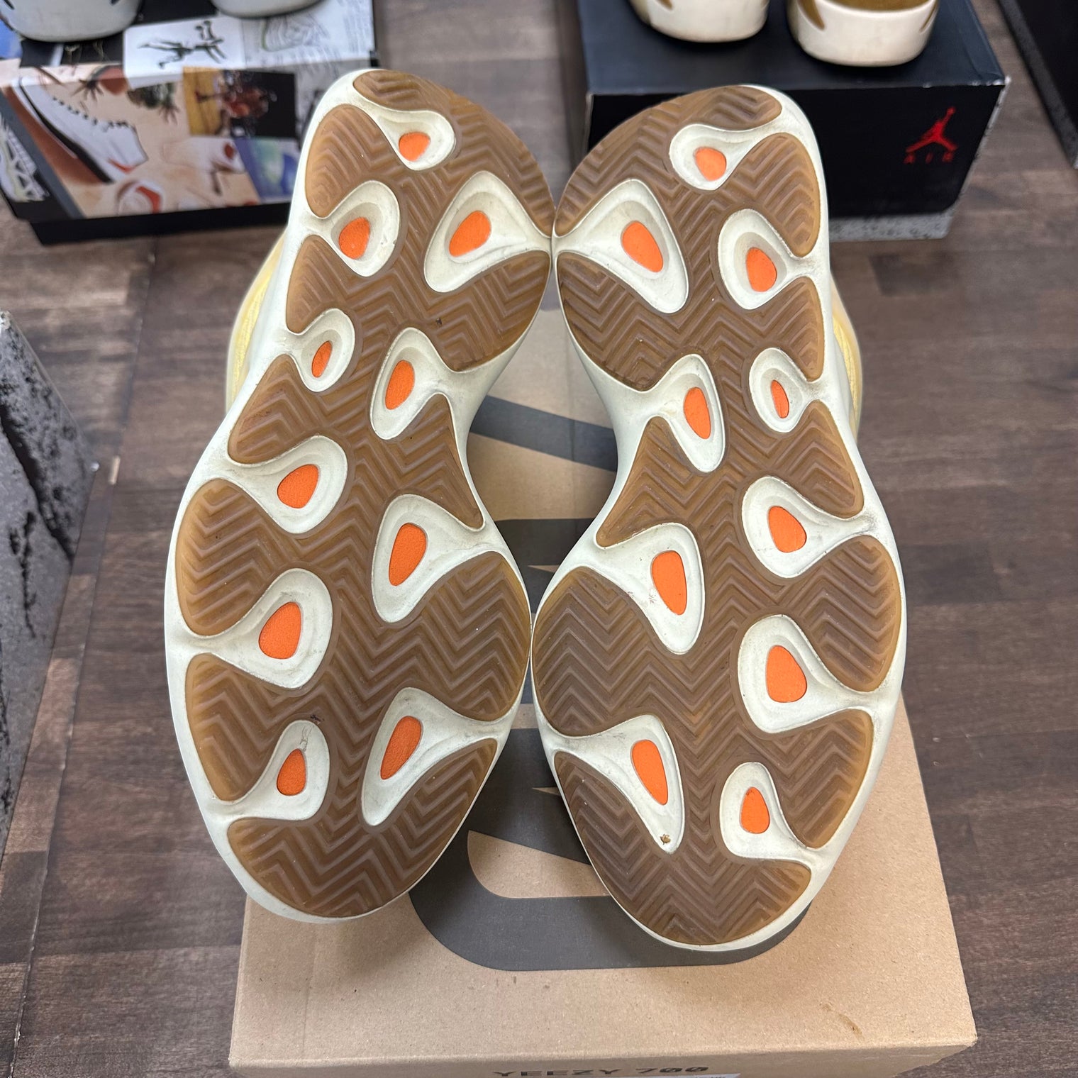 Mono Safflower adidas Yeezy 700 V3 (USED)