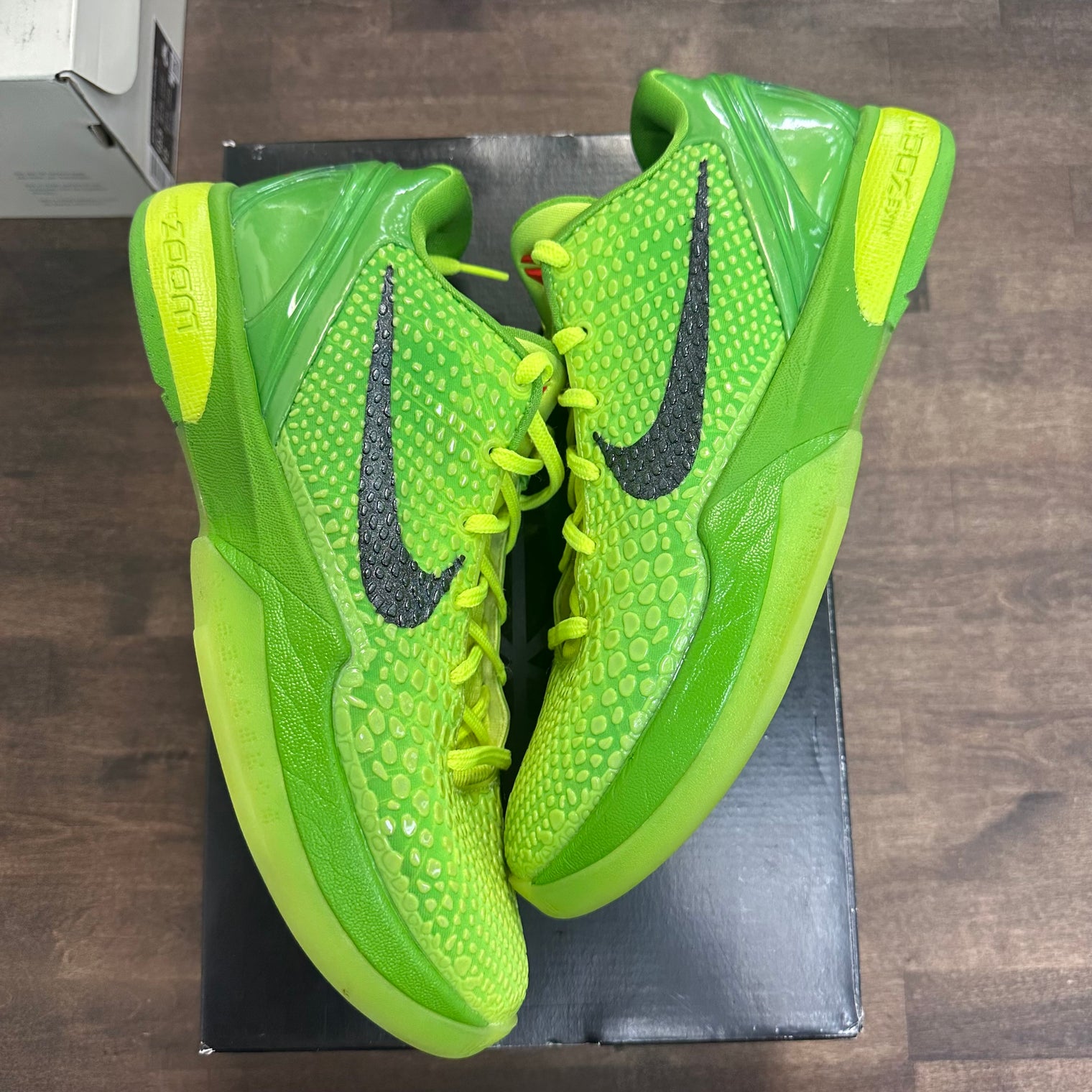 Grinch Kobe 6 Protro (Used)