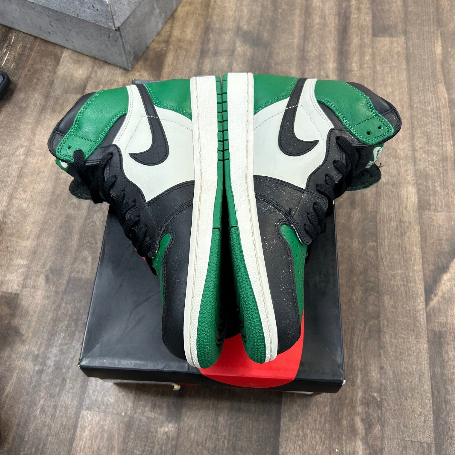 Pine Green Jordan 1 Retro High (Lightly Worn)