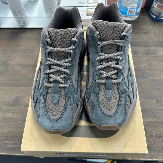 Mauve Yeezy 700 V2 (USED)