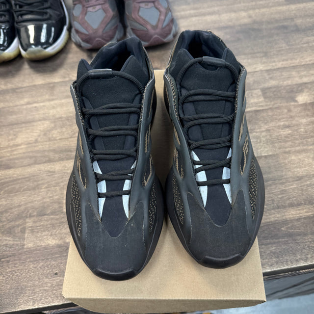 Clay Brown Yeezy 700 V3 (USED, No Box)