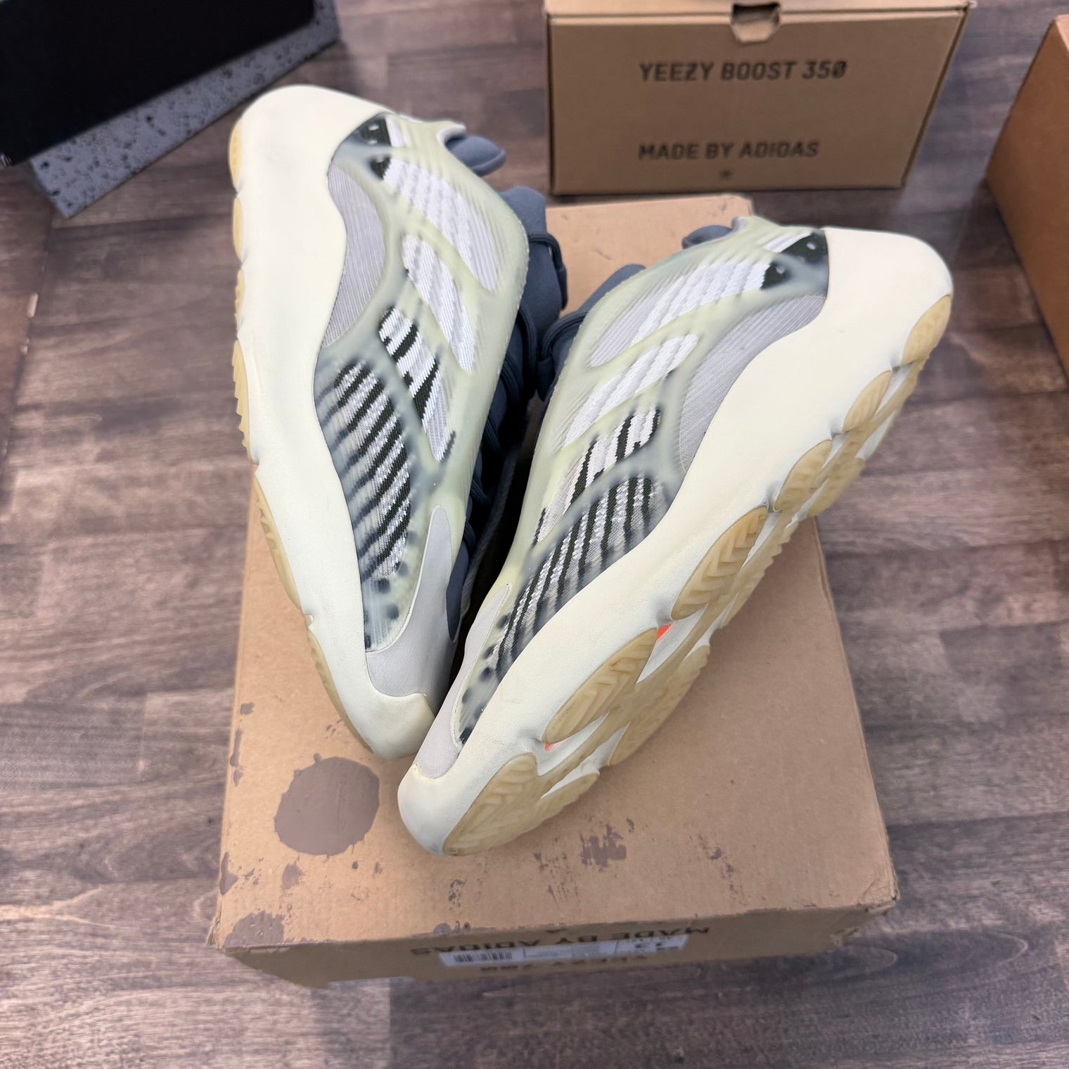 Fade Salt Yeezy 700 V3 (USED)