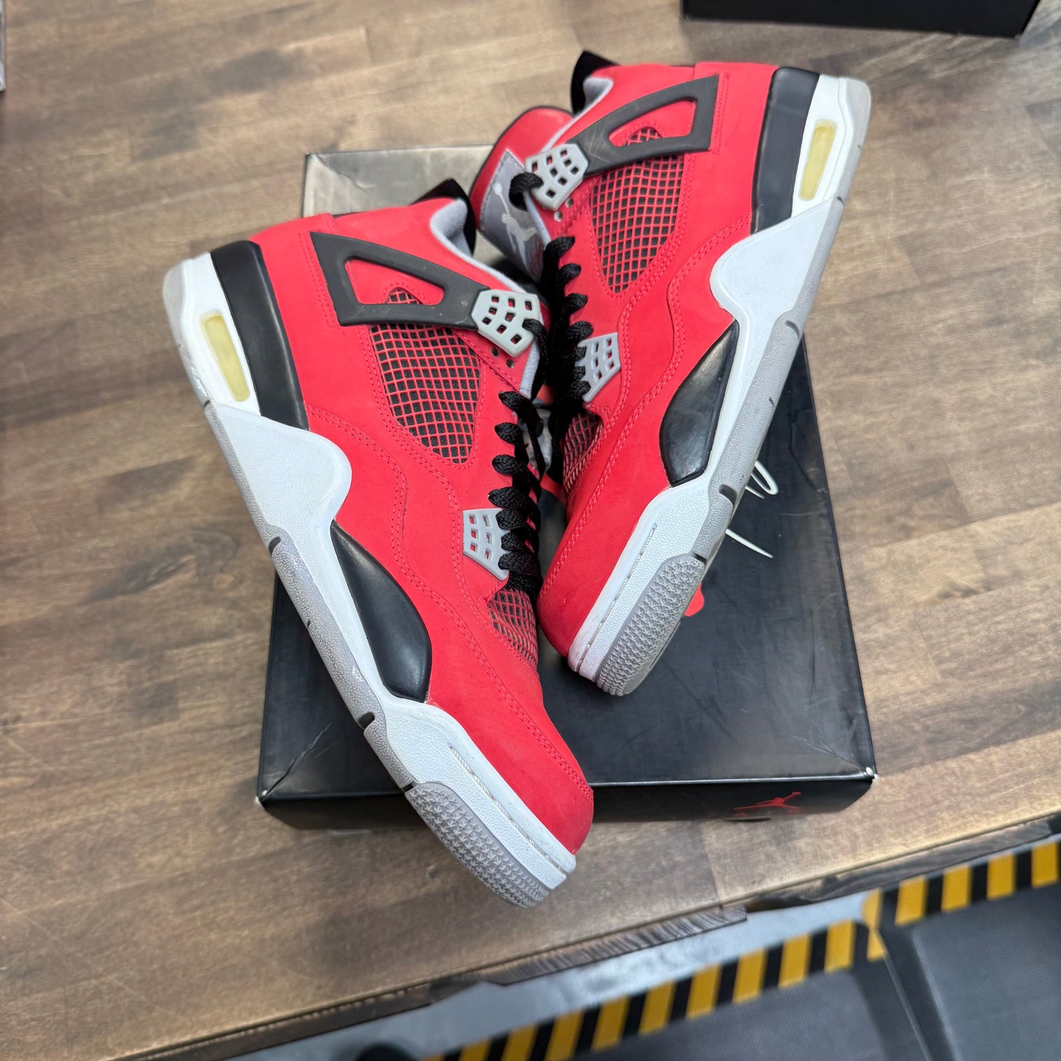 Toro Jordan 4 Retro (USED)